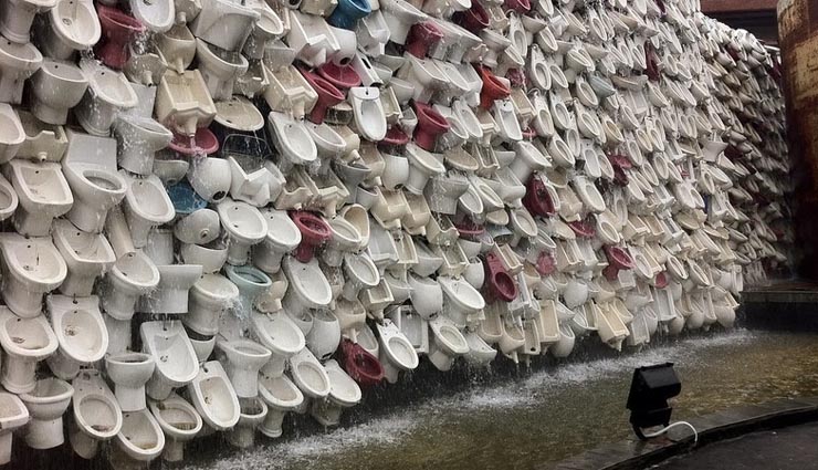 biggest public art of toilet fountain