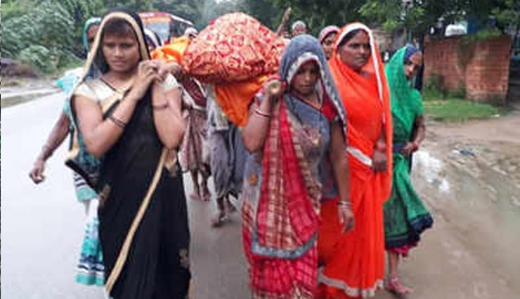 मिसाल बना ये गांव, बहू ने उठाई सास की अर्थी, बेटी ने दी मुखाग्नि