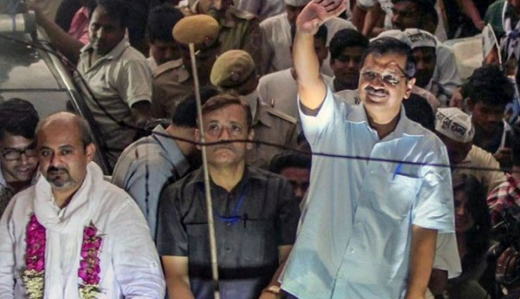 केजरीवाल ने मनोज तिवारी को बताया नचनिया, कहा - नाचने वाले को नहीं, काम करने वाले को वोट दें 