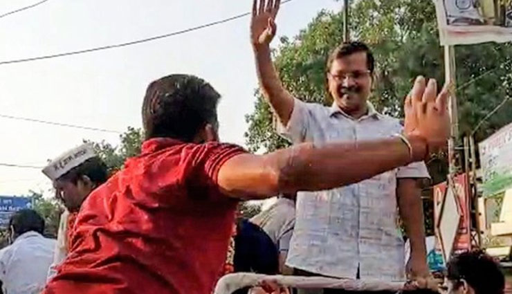 मोदी जी की बुराई नहीं थी पसंद इसलिए मारा केजरीवाल को थप्पड़, युवक पर केस दर्ज, हो सकती है 1 साल की सजा