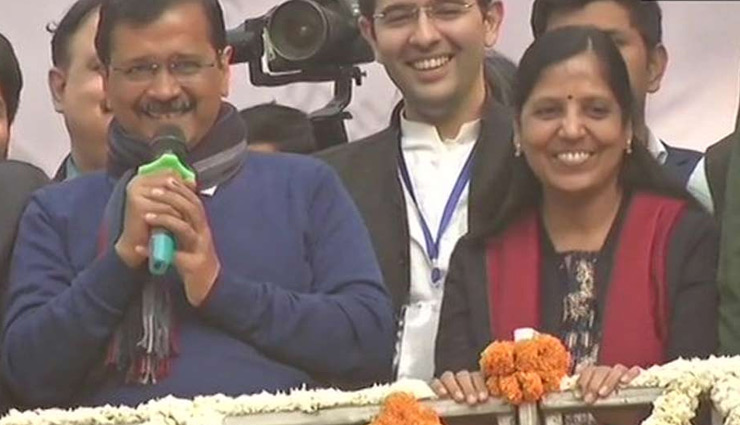 अपनी पत्नी के बारे में मुस्‍कुराते हुए केजरीवाल ने कही ये बड़ी बात...