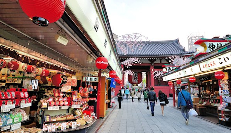 asakusa,tokyo,places to visit in asakusa,senso-ji,japanese food at nakamise dori,melonpan,fortune told at senso-ji,ride on a rickshaw