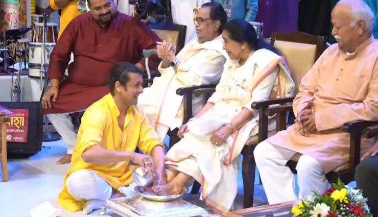 आशा भोसले की बायोग्राफी की लॉन्चिंग इवेंट में सोनू निगम ने ऐसे दिखाया प्यार और सम्मान, वीडियो हो रहा वायरल