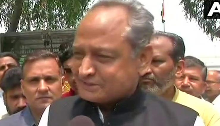 पीएम मोदी के नेपाल में मंदिरों के दर्शन पर कांग्रेस ने उठाए सवाल, कहा - यह लोकतंत्र के लिए अच्‍छा नहीं