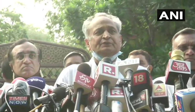 जिद पर अड़े गहलोत, कहा - राज्यपाल का पत्र मिलने के बाद ही धरना हटाने पर होगा फैसला