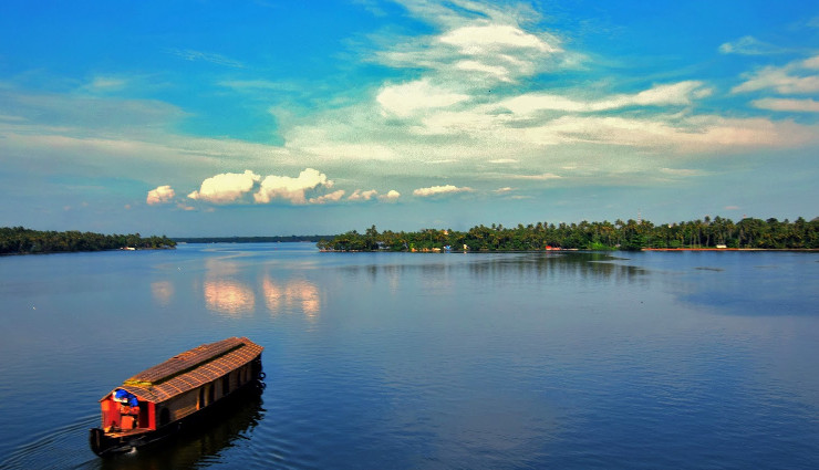 beautiful lakes kerala,vembanad lake,ashtamudi lake,pookode lake,sasthamkotta lake,paravur kayal,punnapra vayalar,akkulam lake,mananchira lake,vellayani lake,kuttanad lake,kerala lakes tourism,kerala backwaters,kerala nature spots,kerala water bodies,kerala travel guide