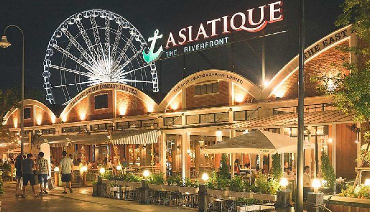 best shopping in bangkok,emquartier shopping mall,siam square,asiatique the riverfront,damnoen saduak floating market,chatuchak weekend market,mbk center,patpong night market,union mall,victory monument market,platinum mall bangkok