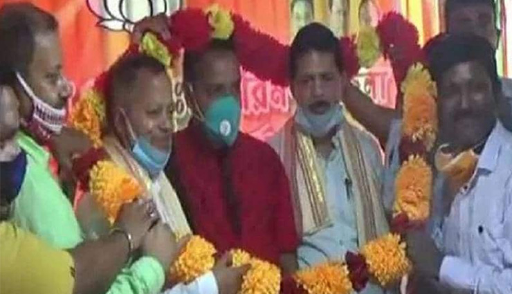 बीजेपी नेताओं ने उड़ाई सोशल डिस्टेंसिंग की धज्जियां, मिले गले, एक साथ माला भी पहनी