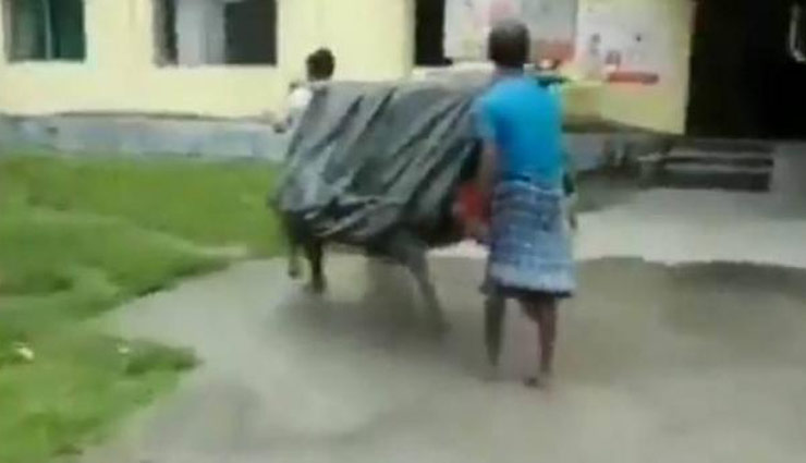 असम : अस्पताल ले जाते समय रास्ते में महिला ने चारपाई पर दिया बच्चे को जन्म, VIDEO वायरल 