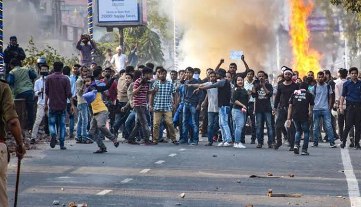 नागरिकता संशोधन बिल के खिलाफ असम में विरोध प्रदर्शन तेज, रेलवे स्टेशन पर हमला, ट्रेन-उड़ानें रद्द
