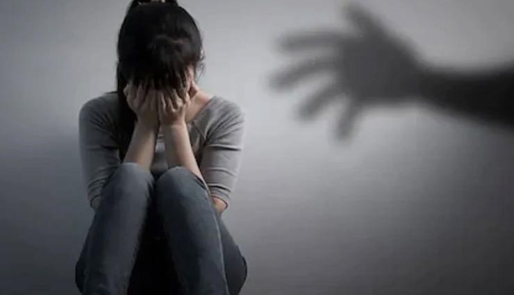 राजधानी जयपुर हो रही शर्मसार, कपड़े बदल रही किशोरी के कमरे में घुस पड़ोसी ने की अश्लील हरकत, चिल्लाने पर भागा