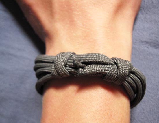 भूत बाधा से मुक्ति दिलाता है काला धागा, जाने इससे जुड़ें टोटकों की बारें में...