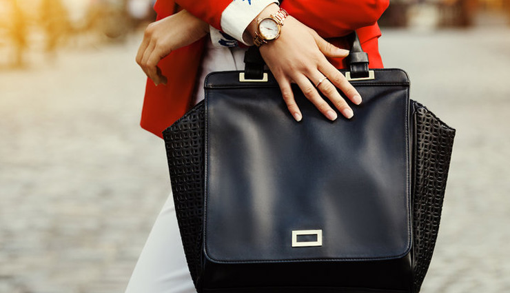 अपने पर्स के साथ करें ये ज्योतिषीय उपाय, कभी नहीं आएगी पैसों की कमी 