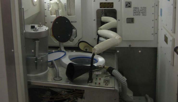 जानिए, कहां जाता है अंतरिक्ष में एस्ट्रोनॉट्स का मल-मूत्र, रोचक जानकारी