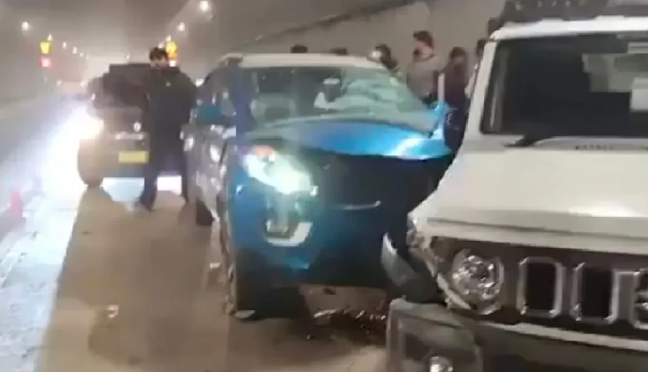 अटल टनल में चार वाहन भिड़े, बर्फबारी के बीच पुलिस ने ड्राइवरों से की सुरक्षा की अपील