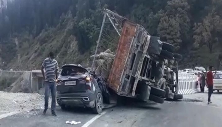 atal tunnel rohtang,road accident,three vehicle collide,news,road accident news ,अटल टनल 
