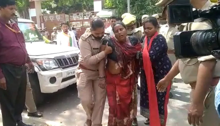 लखनऊ: बीजेपी दफ्तर में मौजूद थे CM योगी, बाहर महिला ने की आत्मदाह की कोशिश