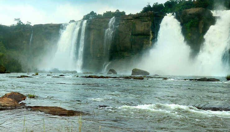 india stunning waterfalls,must-visit waterfall destinations,scenic waterfall spots,natural wonders of india,picturesque waterfall getaways,waterfall sightseeing in india,famous indian waterfalls,traveling to india waterfalls,exploring nature beauty in india,india captivating waterfall landscapes