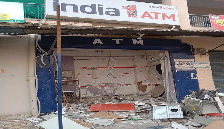 मध्य प्रदेश: ATM लूटने के लिए बदमाशों ने अपनाया नया तरीका, डायनामाइट से उड़ाया; मशीन सहित शटर के भी उड़े परखच्चे 