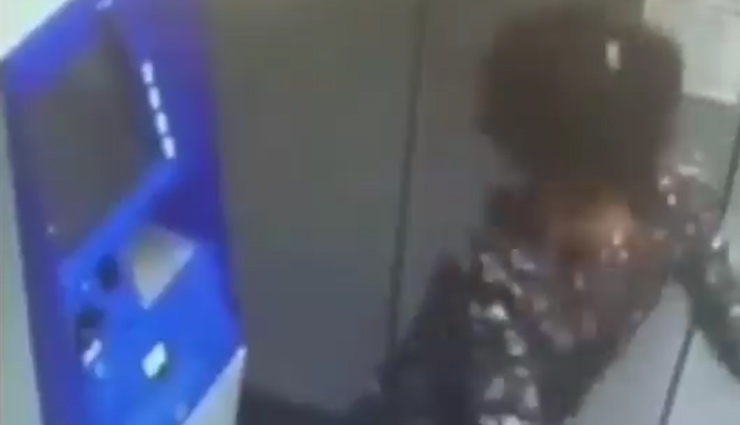 ATM मशीन के सामने लड़की ने किया मजेदार डांस, वीडियो शेयर करते ही हुआ वायरल