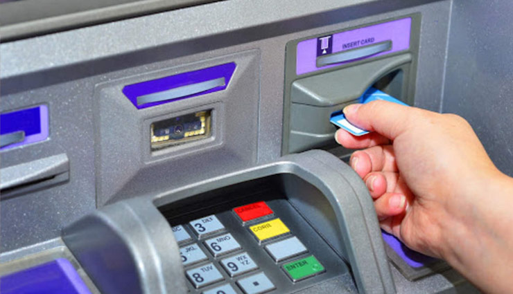 ATM में हुई गड़बड़ी, निकलने लगे 100 रुपये की जगह 500 के नोट, उमड़ी भीड़ 