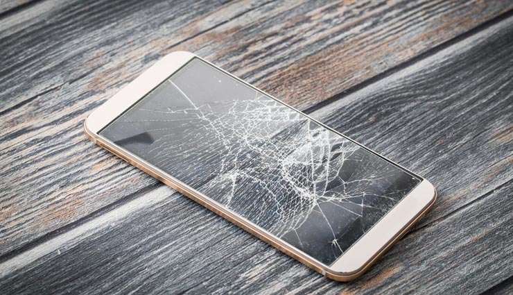 गर्लफ्रेंड ने बॉयफ्रेंड के सिर पर इस तरह मारा मोबाइल कि चली गई उसकी जान, जानें पूरा माजरा