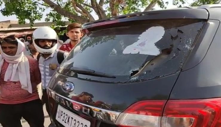 अलवर : राकेश टिकैत के काफिले पर हुई पत्थरबाजी, 15-20 युवाओं ने तोड़े कारों के शीशे