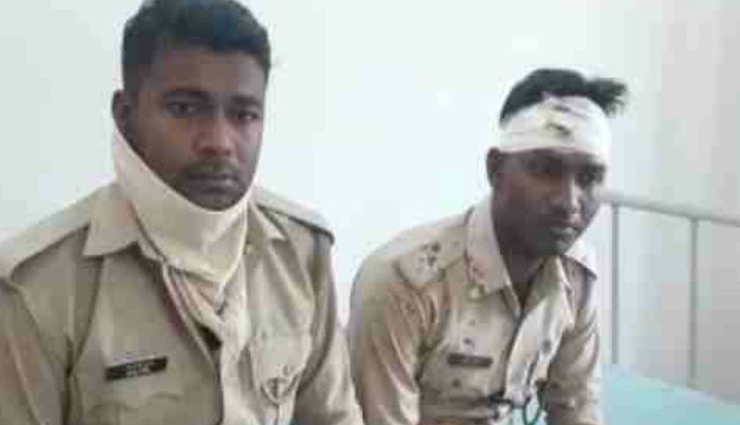 खूनी संघर्ष / पुलिसकर्मी और सफाई कर्मचारी आपस में भिड़े, 6 घायल