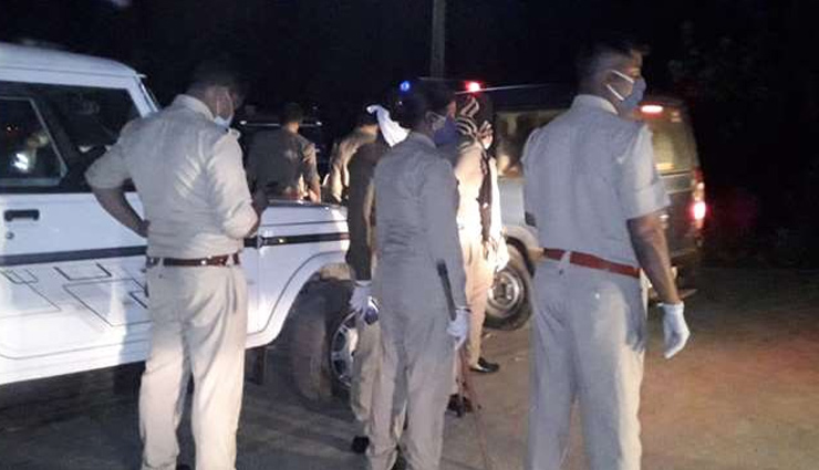 लॉकडाउन का पालन कराने पहुंची पुलिस टीम पर लोगों ने किया हमला, SI-कॉन्स्टेबल घायल