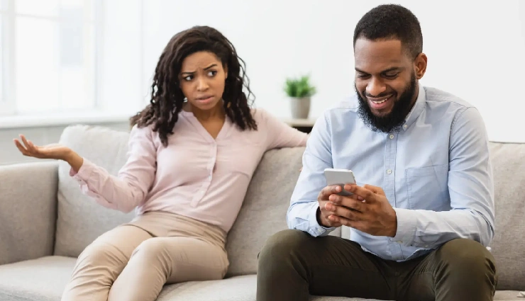 mixed signals in dating,why he still texts me,dating confusion,modern romance,he’s not interested but texts,emotional dating games,late-night texting,dating advice for women,texting behavior in relationships,decode texting signals