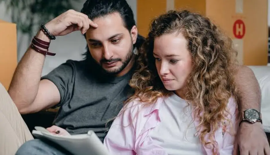 10 Clearest Signs She Only Wants Attention from You and Nothing Else