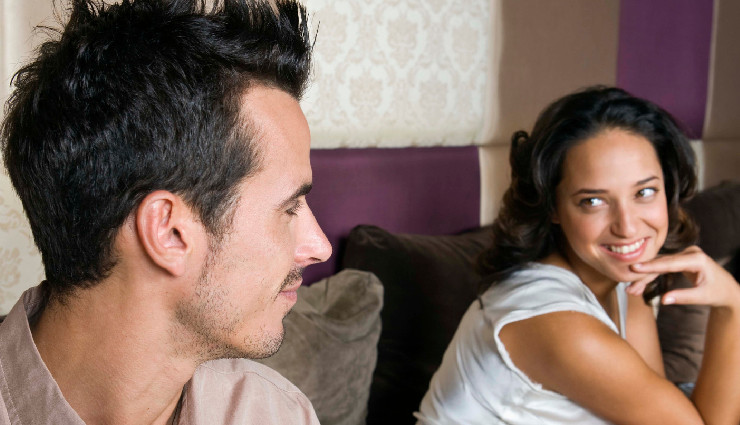 eye contact meanings,what does eye contact mean,guy staring at you,interpreting eye contact,guy attraction signals,eye contact and communication,non-verbal communication,understanding gaze,reading body language,guys intentions