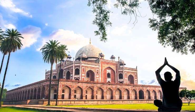 iconic attractions,iconic attractions in delhi,delhi,red fort,lotus temple,akshardham temple,qutub minar,india gate