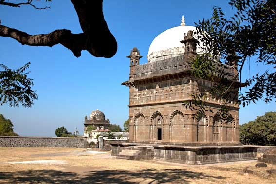 attractions of aurangabad,grishneshwar jyotirlinga,aurangabad,bhadra maruti temple,ajanta ellora caves,bibi ka maqbara,daulatabad fort