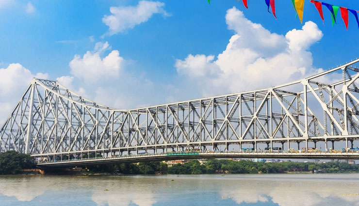 tourist attractions of kolkata,kolkata,victoria memorial,writers building,indian museum,marble palace,jorasanko thakur bari