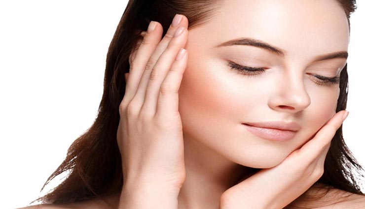 मिनटों में मिलेगा पार्लर जैसा निखार, इस तरह घर पर ही करें गोल्ड फेशियल 