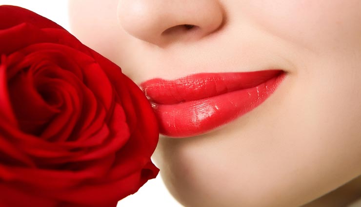 होठों का परफेक्ट लुक करेगा सभी को आकर्षित, जानें लिपस्टिक लगाने के टिप्स
