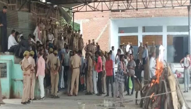 उन्नाव गैंगरेप पीड़िता की चाची का हुआ अंतिम संस्कार, चाचा ने दी मुखाग्नि