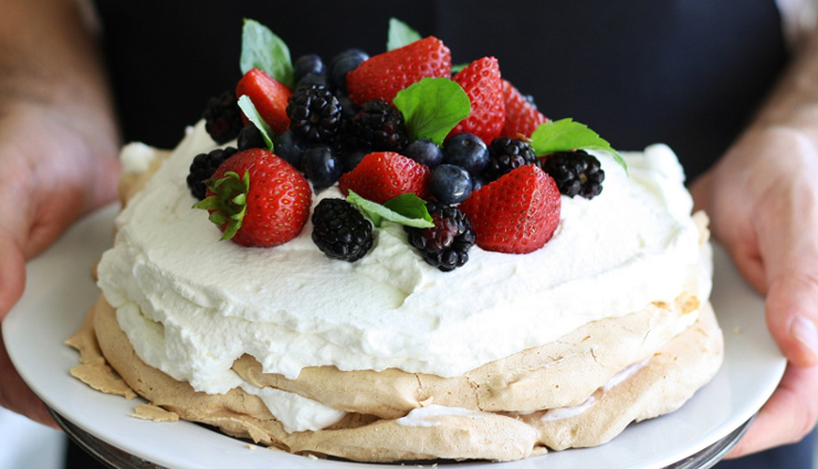 australia,desserts to try in australia,pavlova,lamington,anzac biscuits,iced vo-vo,golden gaytime