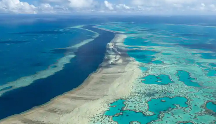 natural wonders in australia,australia,great barrier reef,12 apostles,kakadu national park,shark bay,mackenzie falls,uluru