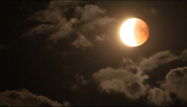 149 साल बाद दुनिया एक महासंयोग की गवाह बनी, कई देशों में दिखा चंद्रग्रहण, देखे अद्भुत तस्वीरें lunar eclipse 2019,partial lunar eclipse,guru purnima,chandra grahan,jyotish,astrology,what is lunar eclipse,about luna eclipse in hindi,weird story,weird news