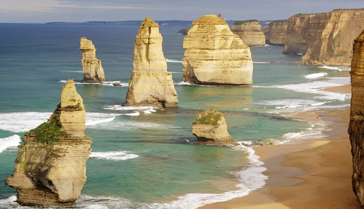 natural wonders in australia,australia,great barrier reef,12 apostles,kakadu national park,shark bay,mackenzie falls,uluru