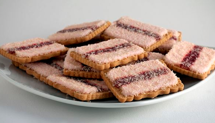 australia,desserts to try in australia,pavlova,lamington,anzac biscuits,iced vo-vo,golden gaytime