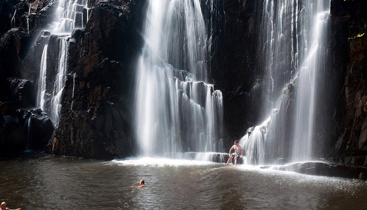 natural wonders in australia,australia,great barrier reef,12 apostles,kakadu national park,shark bay,mackenzie falls,uluru