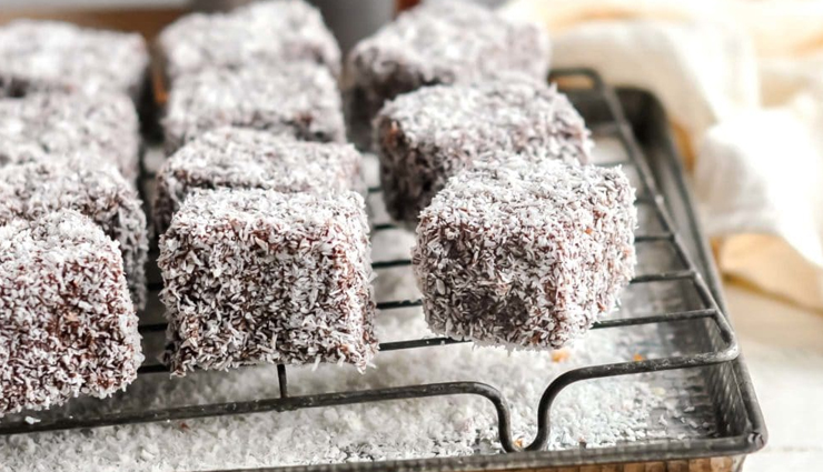 australia,food to try in australia,lamingtons,vegemite toast,fairy bread,chiko rolls,meat pie,pavlova