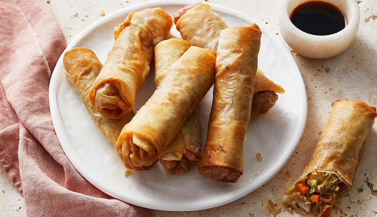 australia,food to try in australia,lamingtons,vegemite toast,fairy bread,chiko rolls,meat pie,pavlova