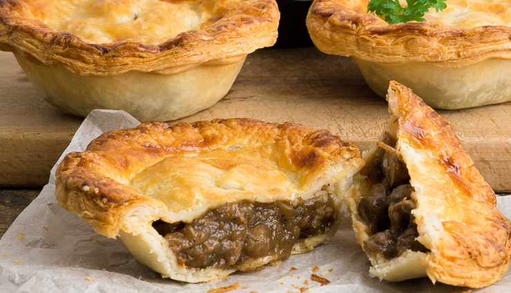 australia,food to try in australia,lamingtons,vegemite toast,fairy bread,chiko rolls,meat pie,pavlova