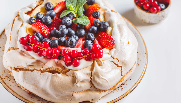 australia,food to try in australia,lamingtons,vegemite toast,fairy bread,chiko rolls,meat pie,pavlova