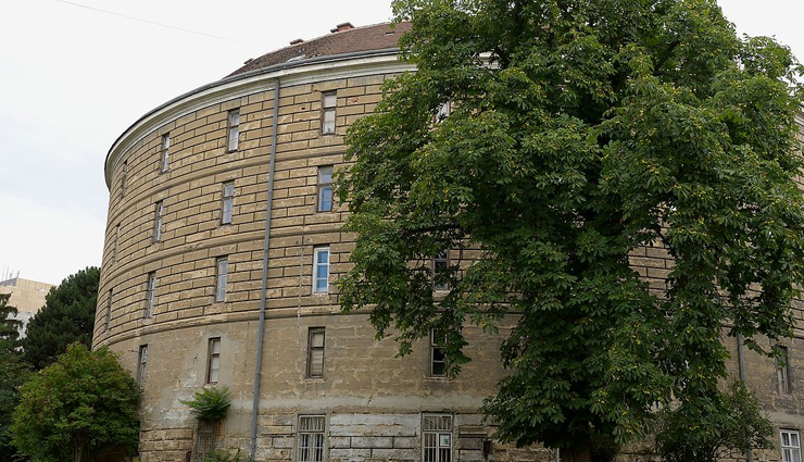 austria,unusual places to visit in austria,places to explore in austria,tourist attraction in austria,swarovski kristallwelten,starkenberger beer pools,narrenturm,globe museum,republic of kugelmugel,linzer grottenbahn