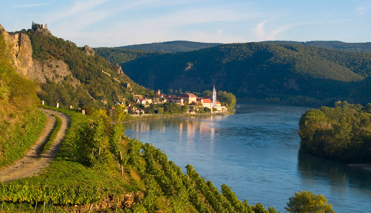 austria,places to visit in austria,tourist spots in austria,salzburg old town,vineyards outside vienna,lake attersee,ars electronica center,the mountains of innsbruck,osterreichischer skulpturenpark,rogner bad blumau,lentos kunstmuseum,belvedere palace,wachau